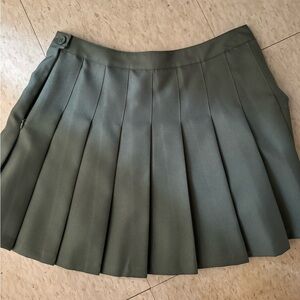 Forever 21 retro/vintage dark green pleated skirt! Worn once! Size large